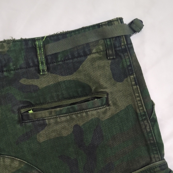 We The Free Button Fly Cutoff Shorts, Color Camouflage Size 8 - Picture 12 of 15